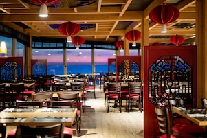 4 restaurantes; se sirve desayuno, almuerzo y cena