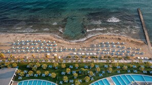 On the beach, sun loungers, beach umbrellas, beach towels - Lyttos Beach - All Inclusive (Hersonissos)
