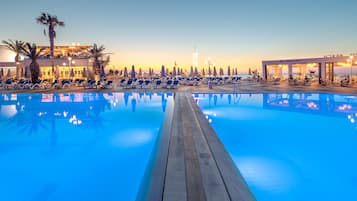 Piscine extérieure (ouverte en saison), parasols de plage