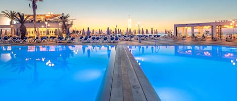 Piscine extérieure (ouverte en saison), parasols de plage