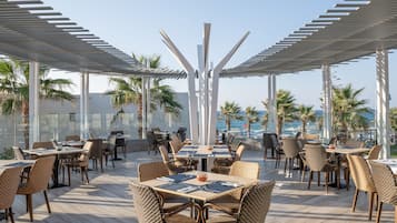 4 restaurants, breakfast served
