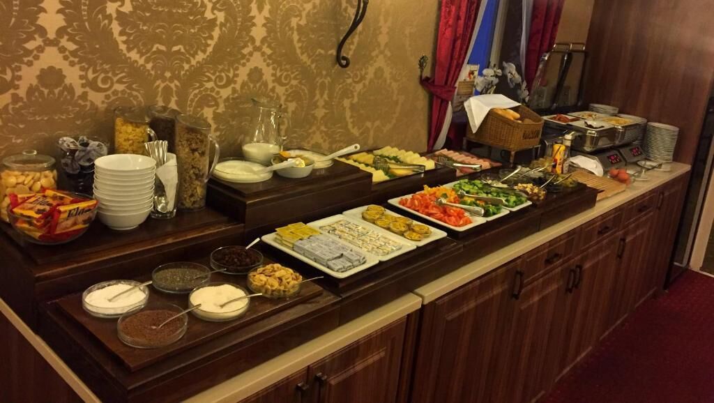 breakfast, lunch, dinner served; international cuisine