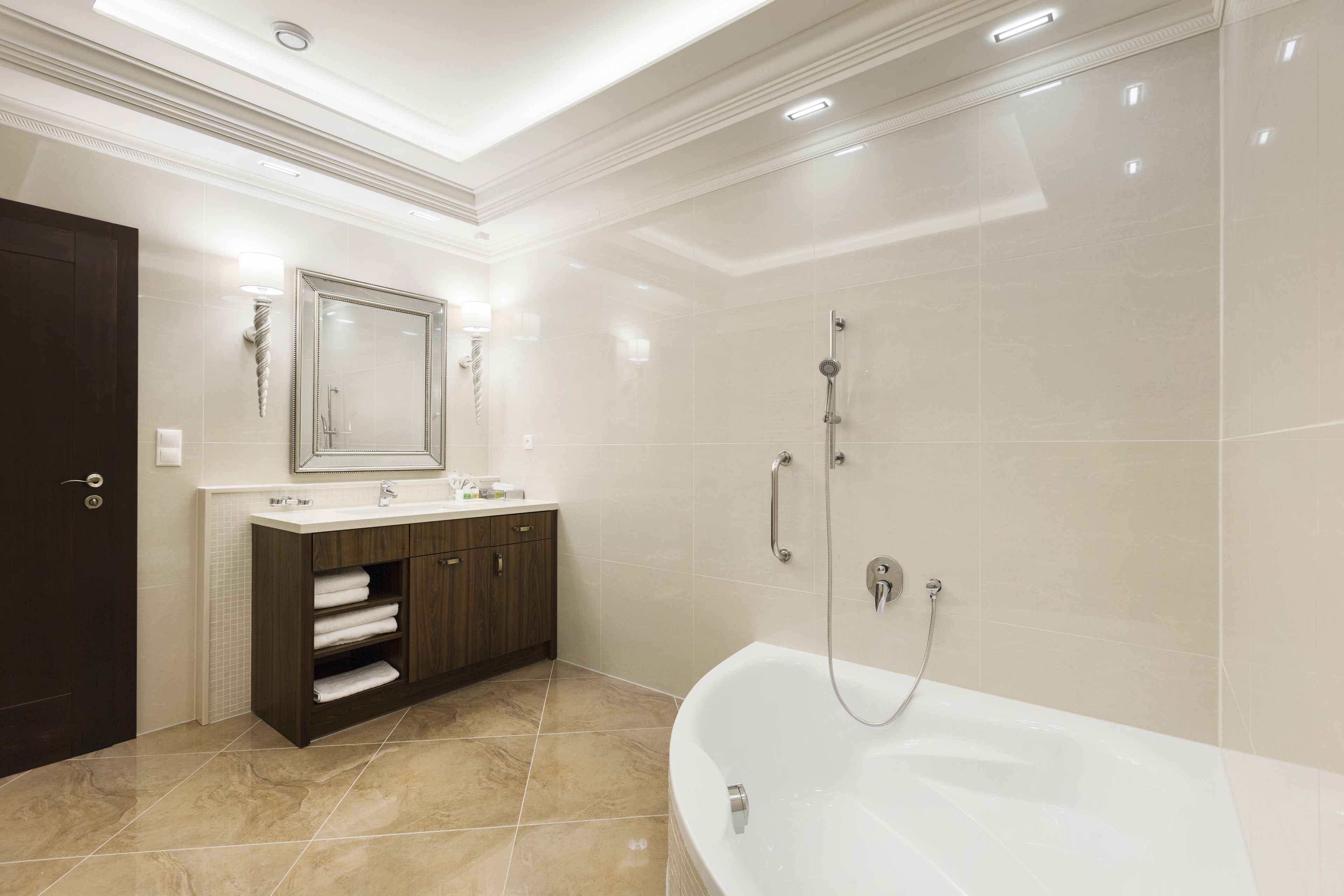 Articles de toilette (gratuits), séchoir à cheveux, peignoirs