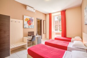 經典三人房 | 迷你吧、房內夾萬、書桌、免費 Wi-Fi