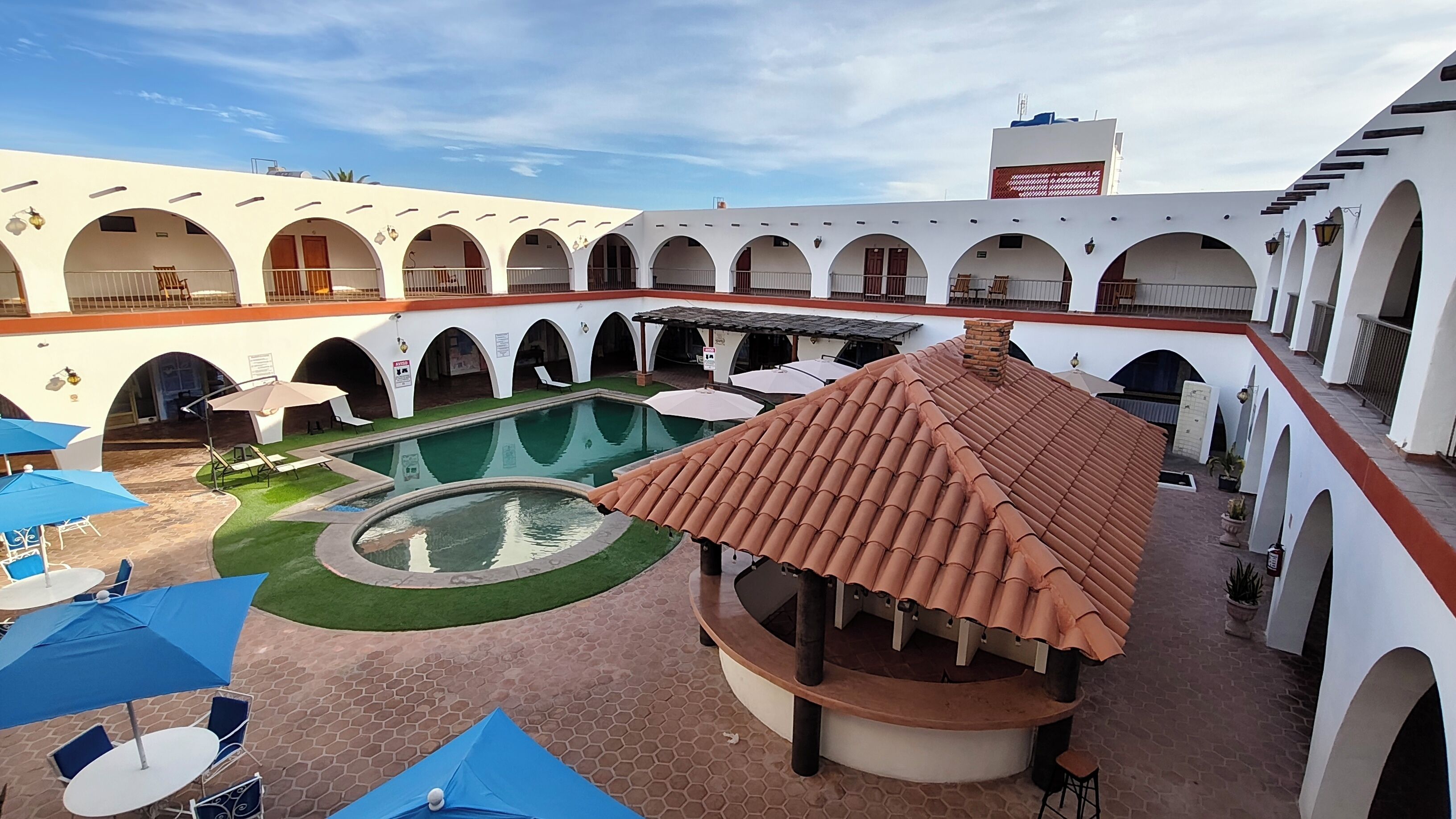 Una piscina al aire libre, sillones reclinables de piscina