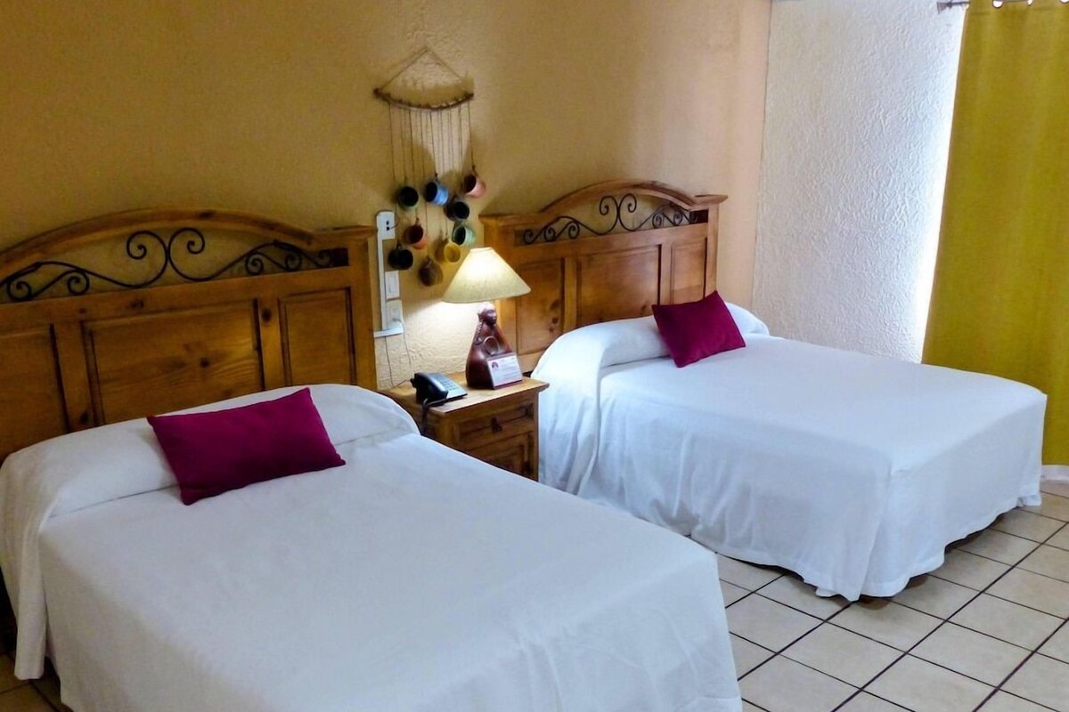 Cortinas blackout, wifi gratis, muebles diferentes y ropa de cama 