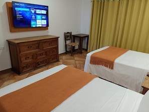 Quarto casal luxo, 2 camas de casal, vista para a cidade, na torre | Individualmente mobiliados, cortinas blackout, Wi-Fi de cortesia