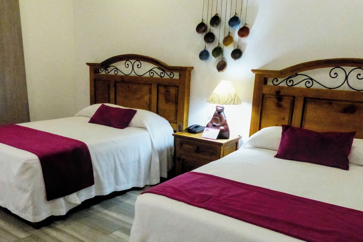 Cortinas blackout, wifi gratis, muebles diferentes y ropa de cama