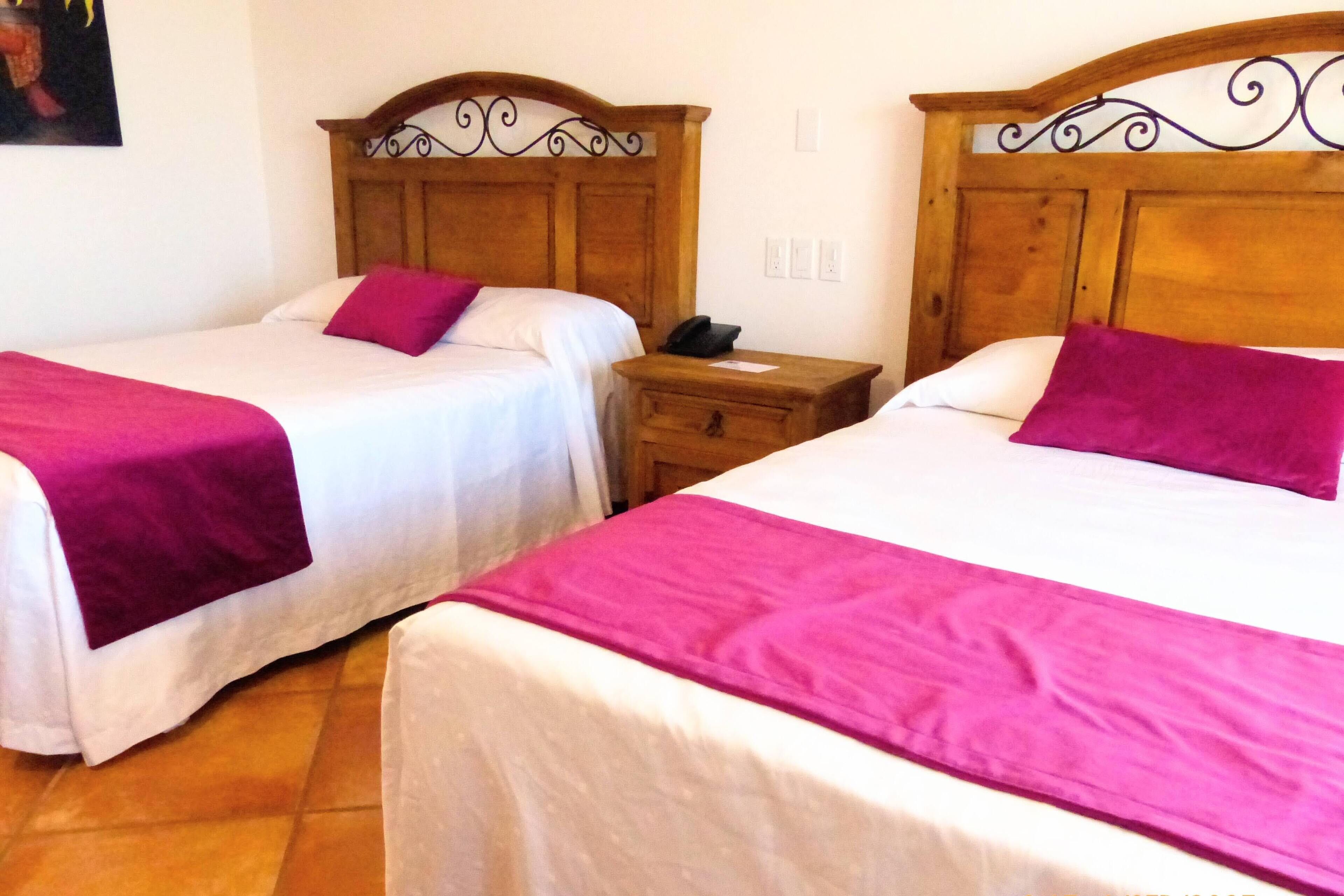 Habitación Deluxe doble, 2 camas dobles, vistas a la ciudad, en una planta alta | Mobiliario individual, cortinas opacas, wifi gratis y ropa de cama