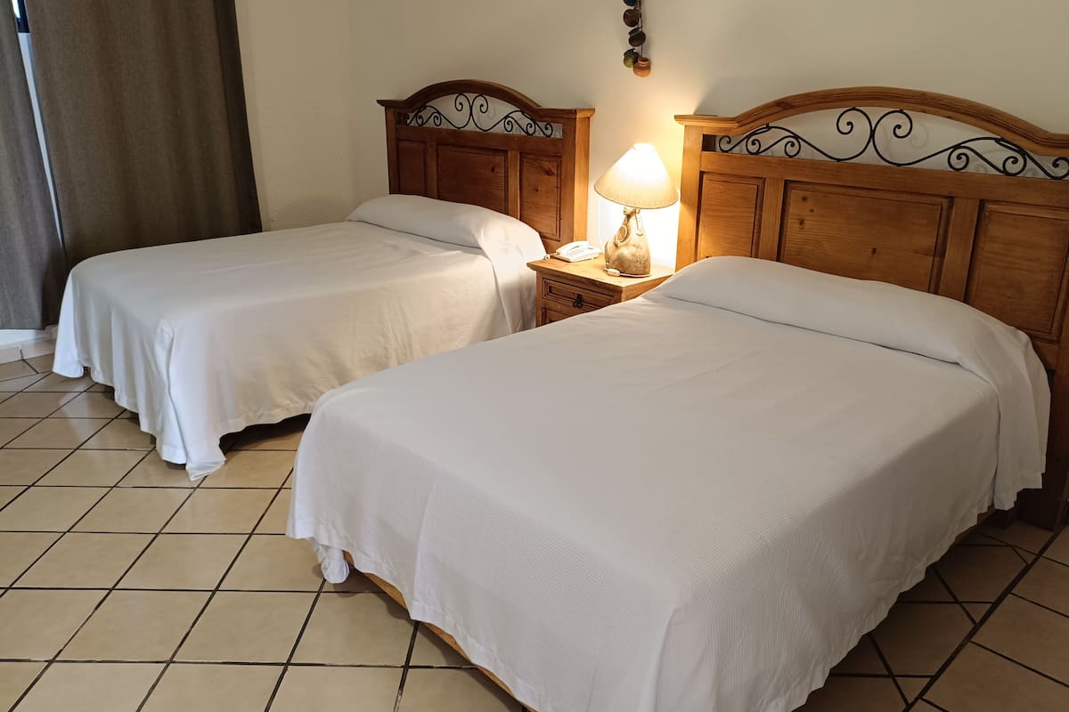 Quarto casal família, 2 camas de casal, para não fumantes, acesso à piscina | Individualmente mobiliados, cortinas blackout, Wi-Fi de cortesia