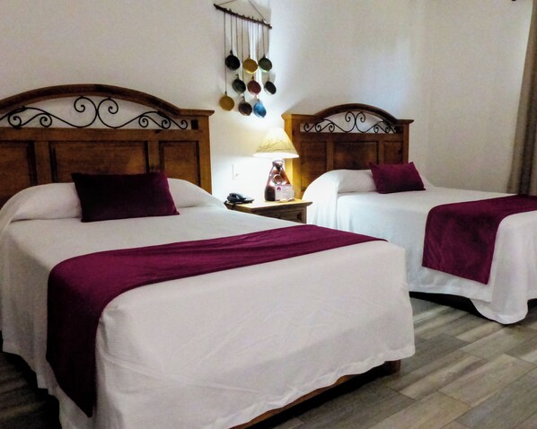 Muebles diferentes, cortinas blackout, wifi gratis y ropa de cama