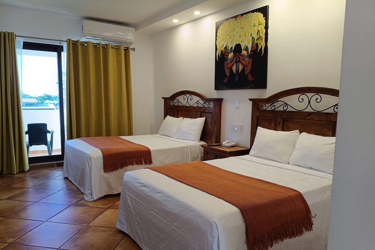 Cortinas blackout, wifi gratis, muebles diferentes y ropa de cama
