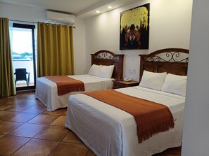 Habitación doble Deluxe, 2 camas matrimoniales, vista a la ciudad, torre | Muebles diferentes, cortinas blackout, wifi gratis y ropa de cama 