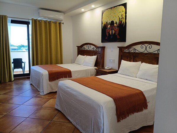 Habitación doble Deluxe, 2 camas matrimoniales, vista a la ciudad, torre | Muebles diferentes, cortinas blackout, wifi gratis y ropa de cama 