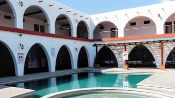 Deluxe-Doppelzimmer, 2 Doppelbetten, Poolseite | Terrasse/Patio