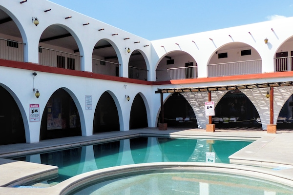 Habitación doble Deluxe, 2 camas matrimoniales, junto a la alberca | Terraza o patio