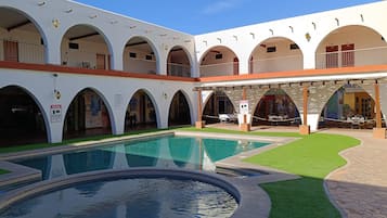 Kolam renang outdoor, dengan kursi berjemur