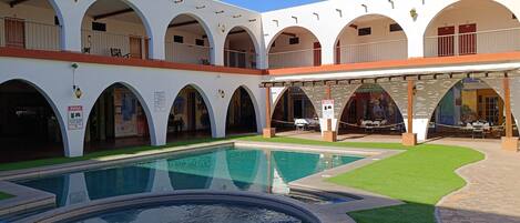 Piscina all'aperto, lettini