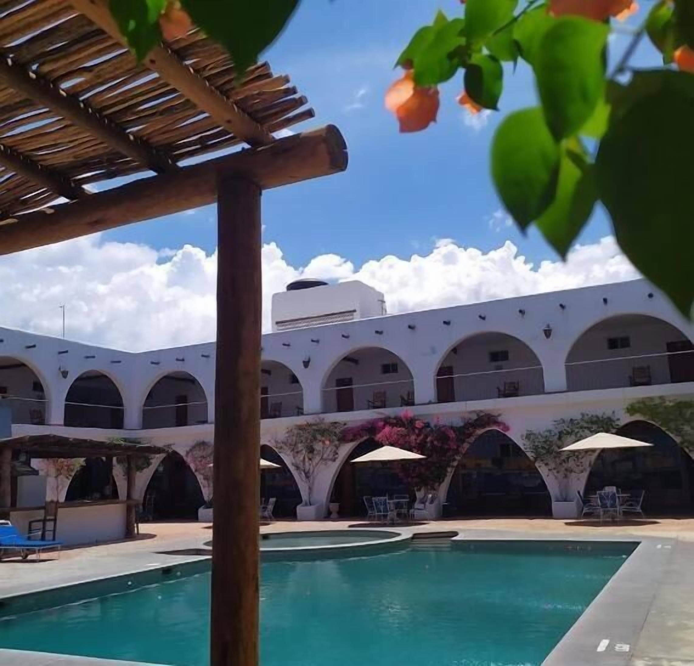 Alberca al aire libre y camastros 