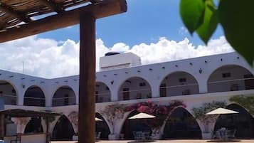 Alberca al aire libre y camastros