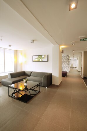 Lobby sitting area - Hotel Terrado Providencia (Santiago)