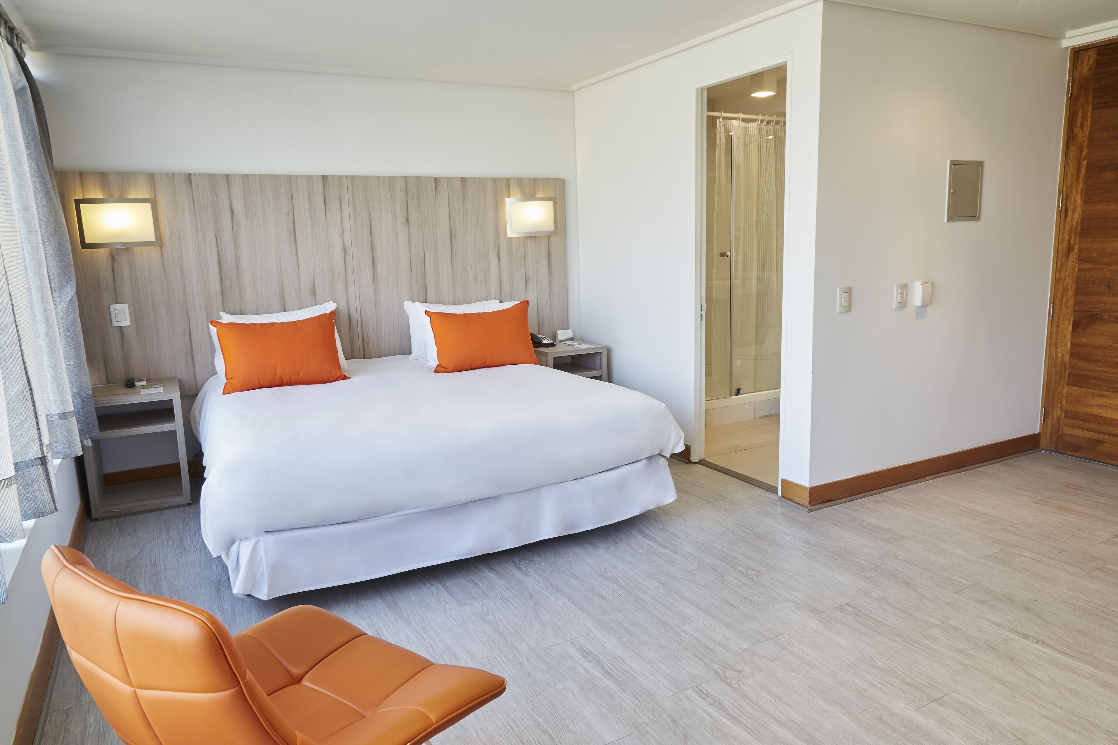 高級寝具、ミニバー、セーフティボックス (室内)、デスク