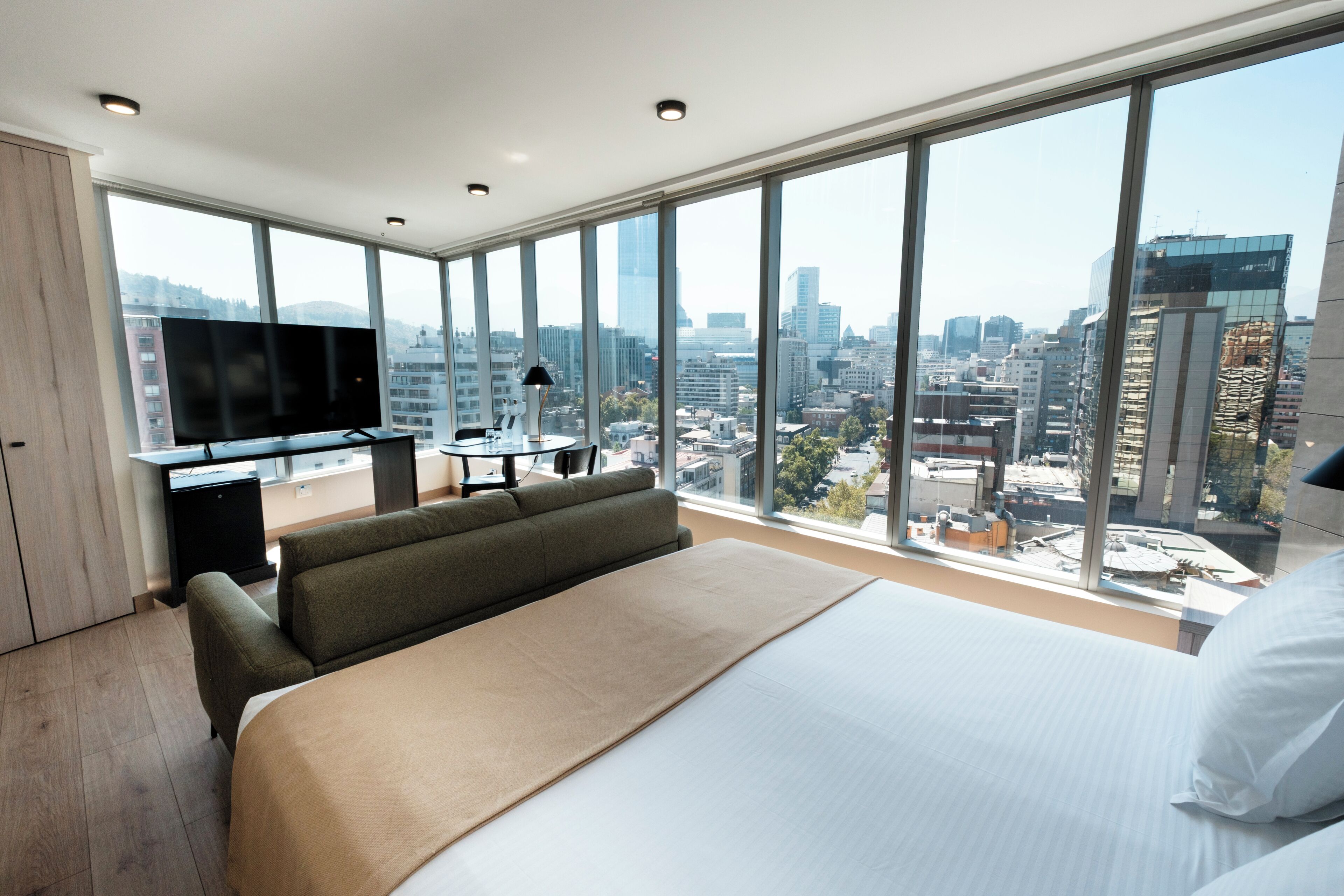 Habitación superior | Ropa de cama de alta calidad y minibar 