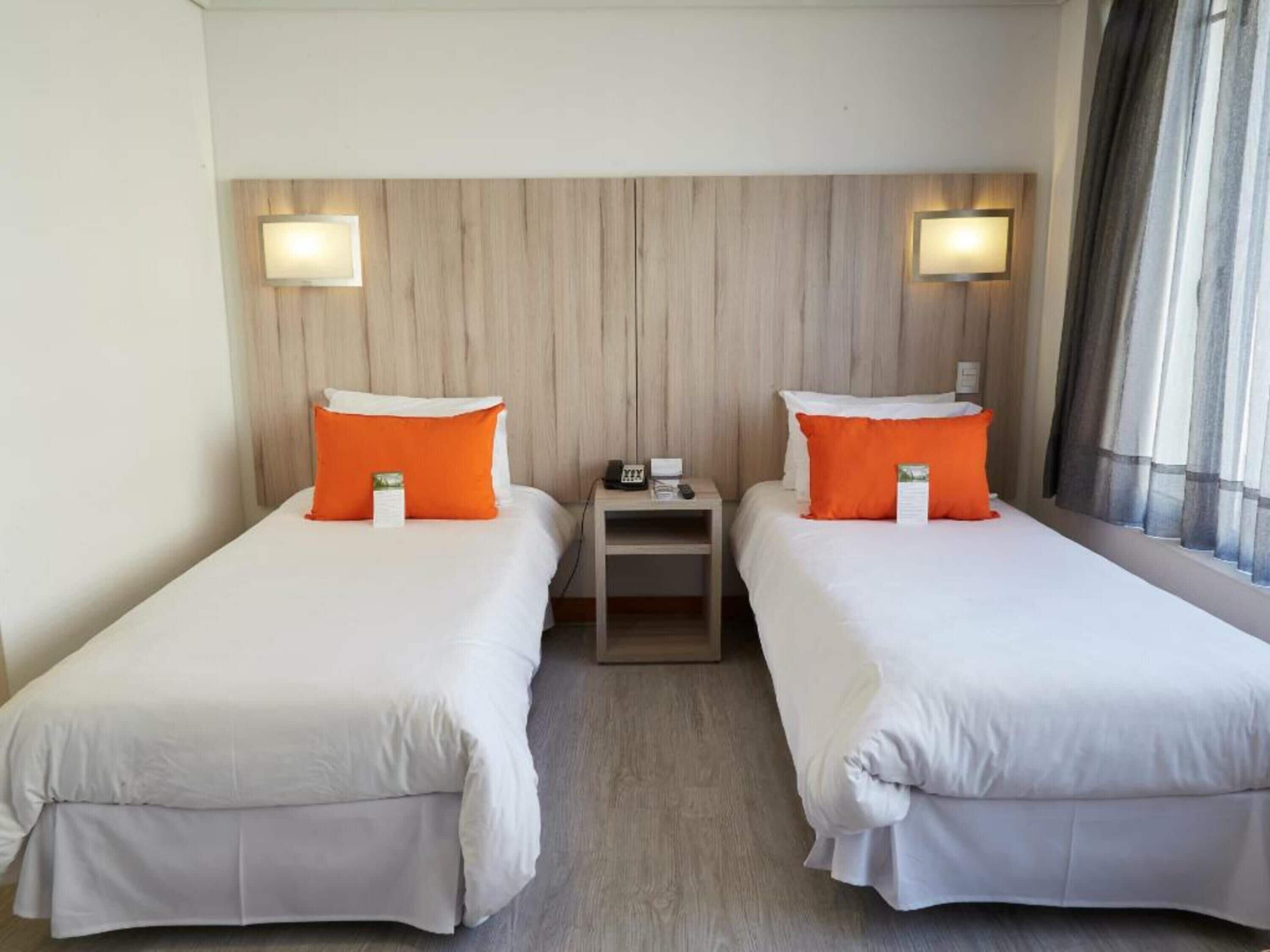 高級寝具、ミニバー、セーフティボックス (室内)、デスク