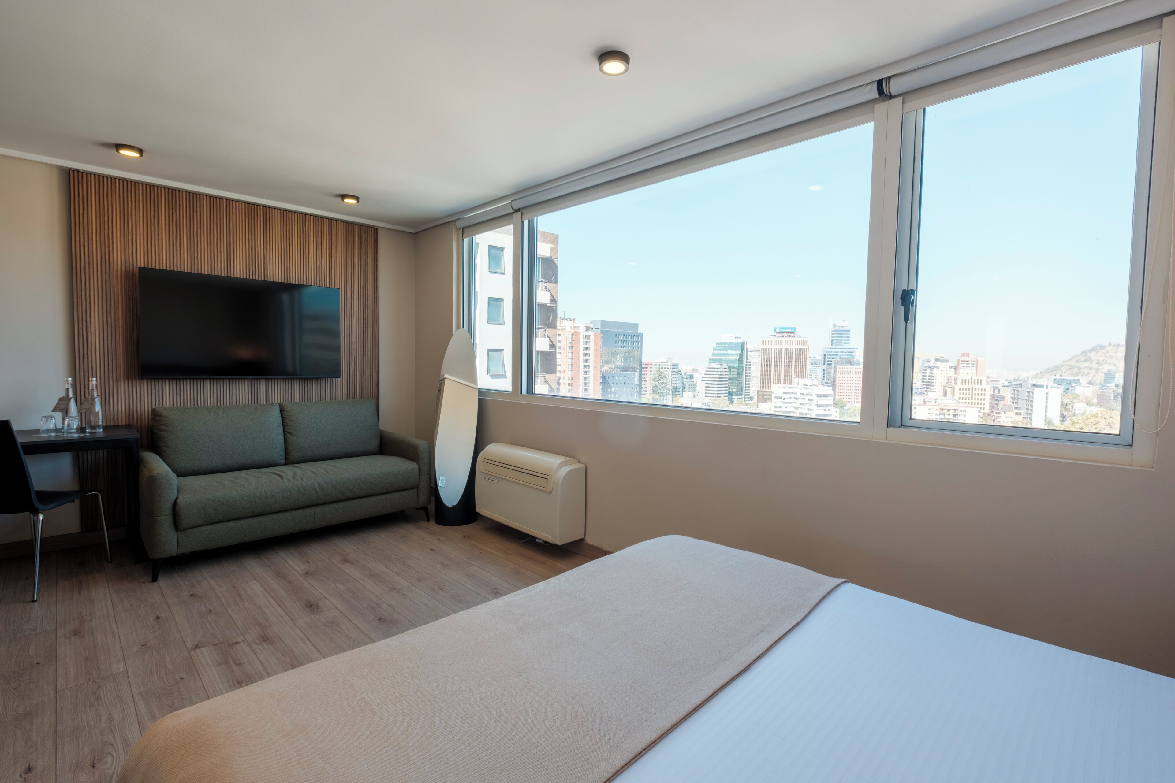 高級寝具、ミニバー、セーフティボックス (室内)、デスク