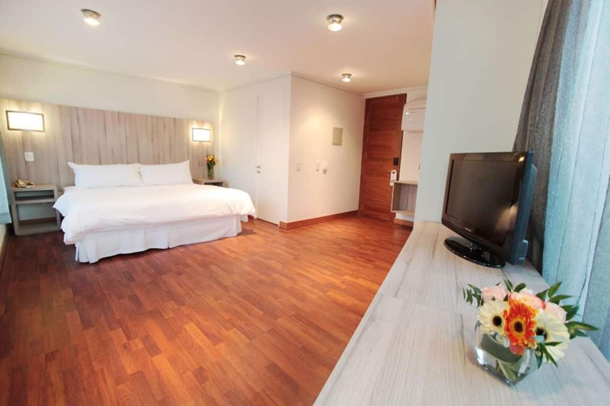 Premium bedding, minibar, in-room safe, desk