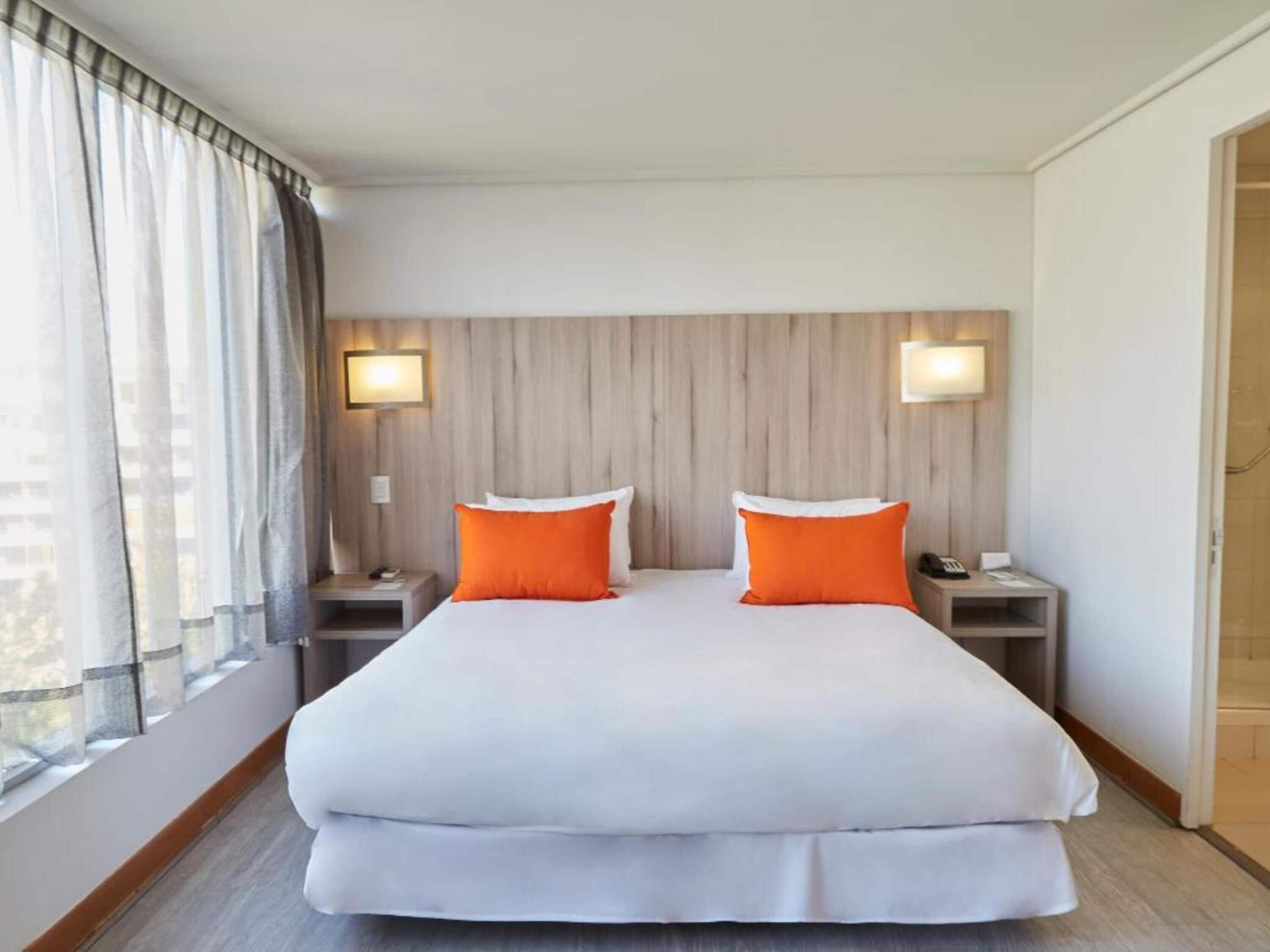 高級寝具、ミニバー、セーフティボックス (室内)、デスク