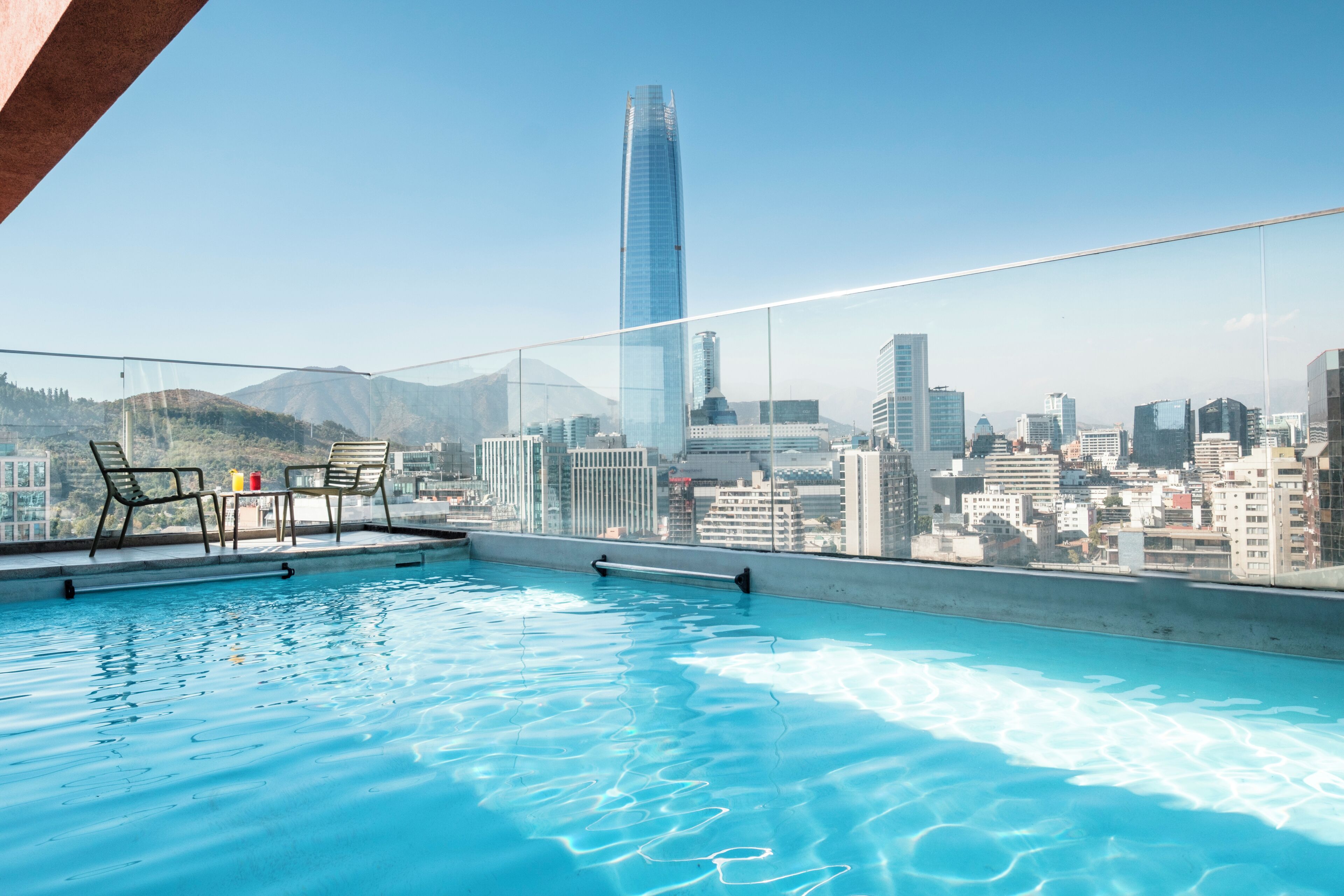 Una piscina al aire libre de temporada, tumbonas