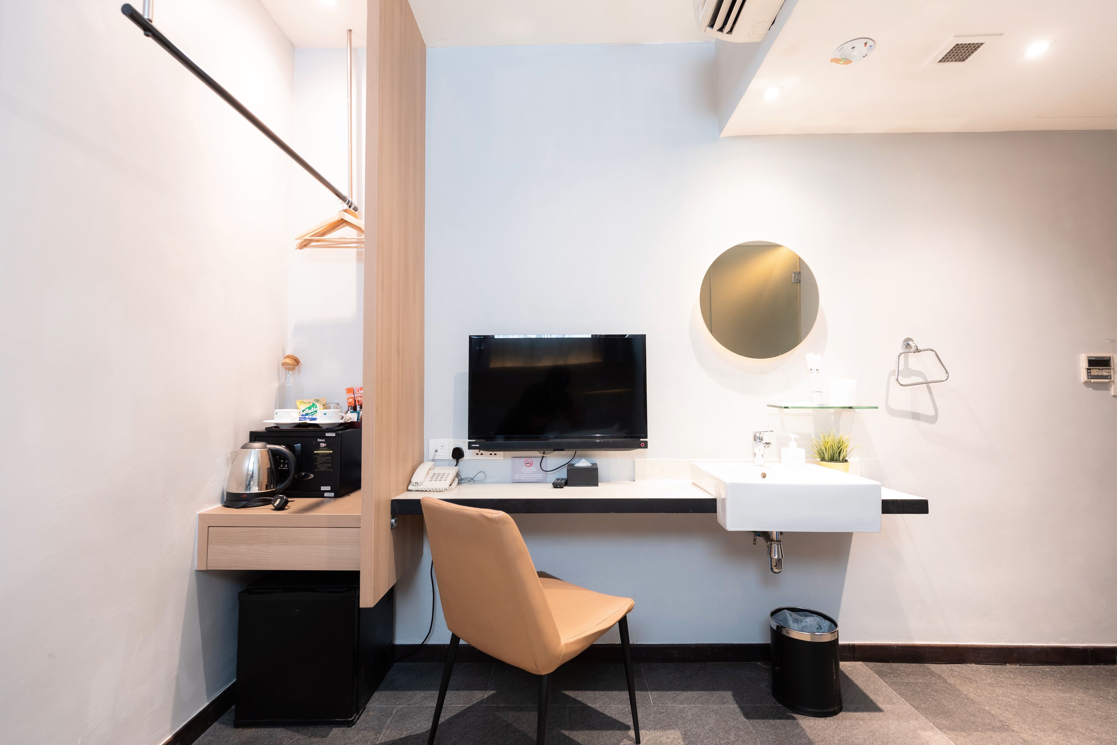 Caja de seguridad en la habitación y escritorio 