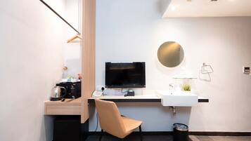 Caja de seguridad en la habitación y escritorio