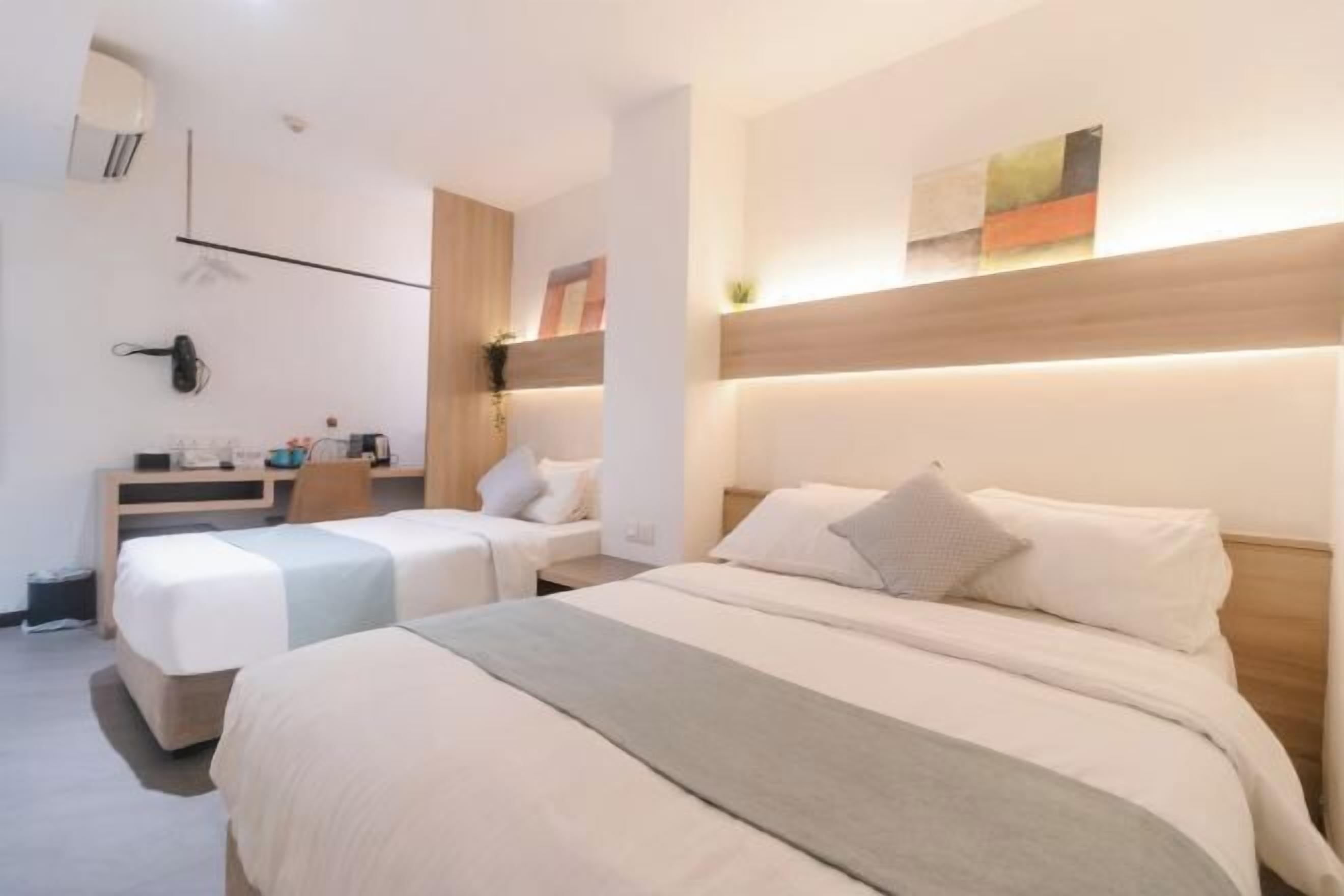 セーフティボックス (室内)、デスク、アイロン / アイロン台、WiFi (無料)