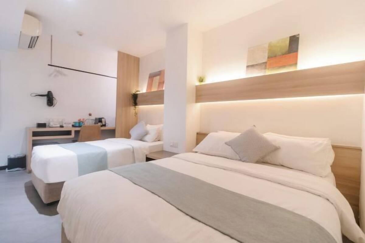 Een kluis op de kamer, een bureau, een strijkplank/strijkijzer