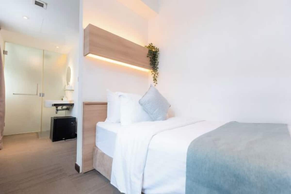 In-room safe, desk, iron/ironing board (on request), WiFi (free)