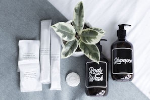 Dusj, regndusjhode, toalettartikler (inkludert) og hårføner