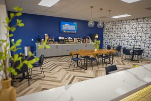 Free continental breakfast - Airport Inn (Nederland)