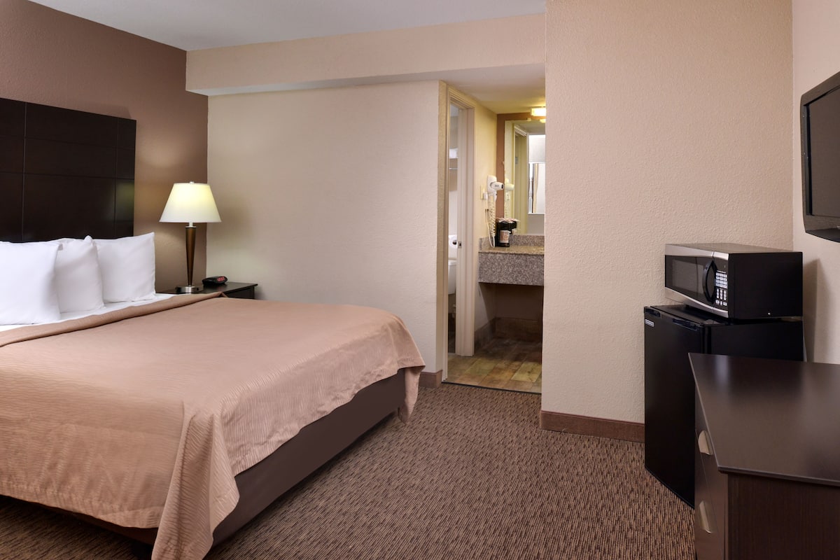 Standard Room, 1 Queen Bed