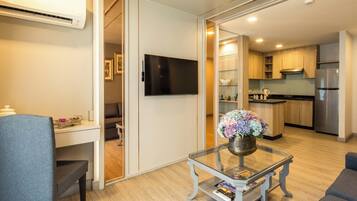 Premium One Bedroom Suite (Newly Renovated) | Hypo-allergenic bedding, minibar, in-room safe, desk