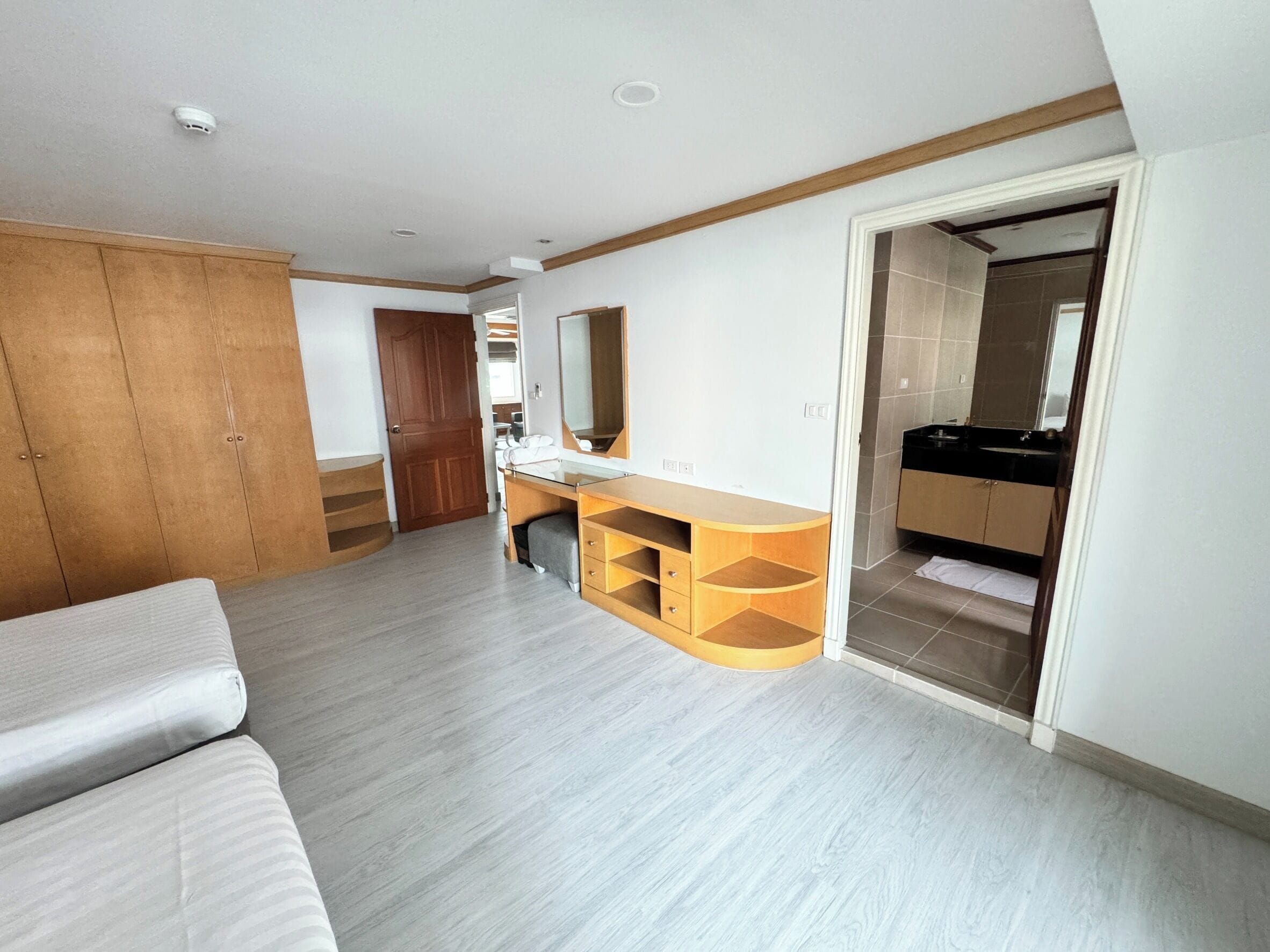 2-Bedroom Family Suite | 低刺激性寝具、ミニバー、セーフティボックス (室内)、デスク