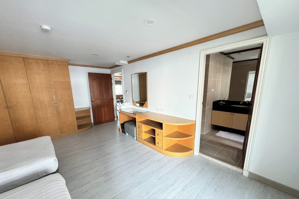 2-Bedroom Family Suite | 低刺激性寝具、ミニバー、セーフティボックス (室内)、デスク