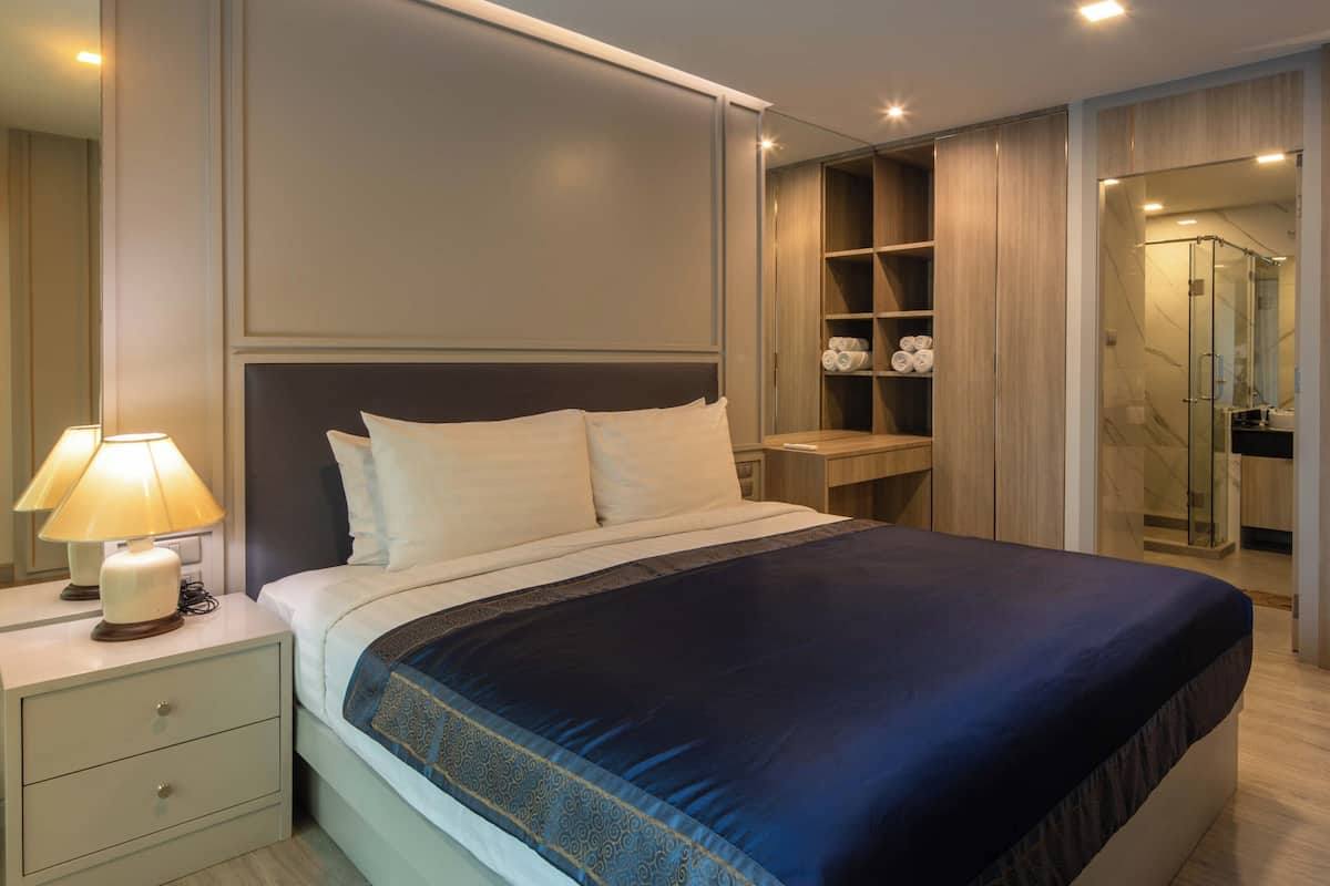Premium One Bedroom Suite (Newly Renovated) | 防敏寢具、迷你吧、房內夾萬、書桌