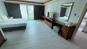 2-Bedroom Family Suite | Hypo-allergenic bedding, minibar, in-room safe, desk