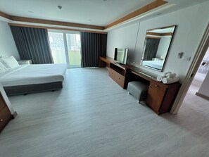 2-Bedroom Family Suite | 低刺激性寝具、ミニバー、セーフティボックス (室内)、デスク