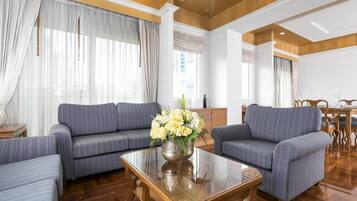 2-Bedroom Family Suite | Coin séjour | Télévision, lecteur de DVD