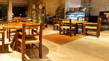 3 restaurants, breakfast, lunch, dinner served; Italian cuisine