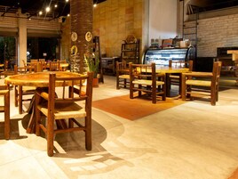 3 restaurantes; se sirven desayunos, almuerzos, cenas y cocina italiana 