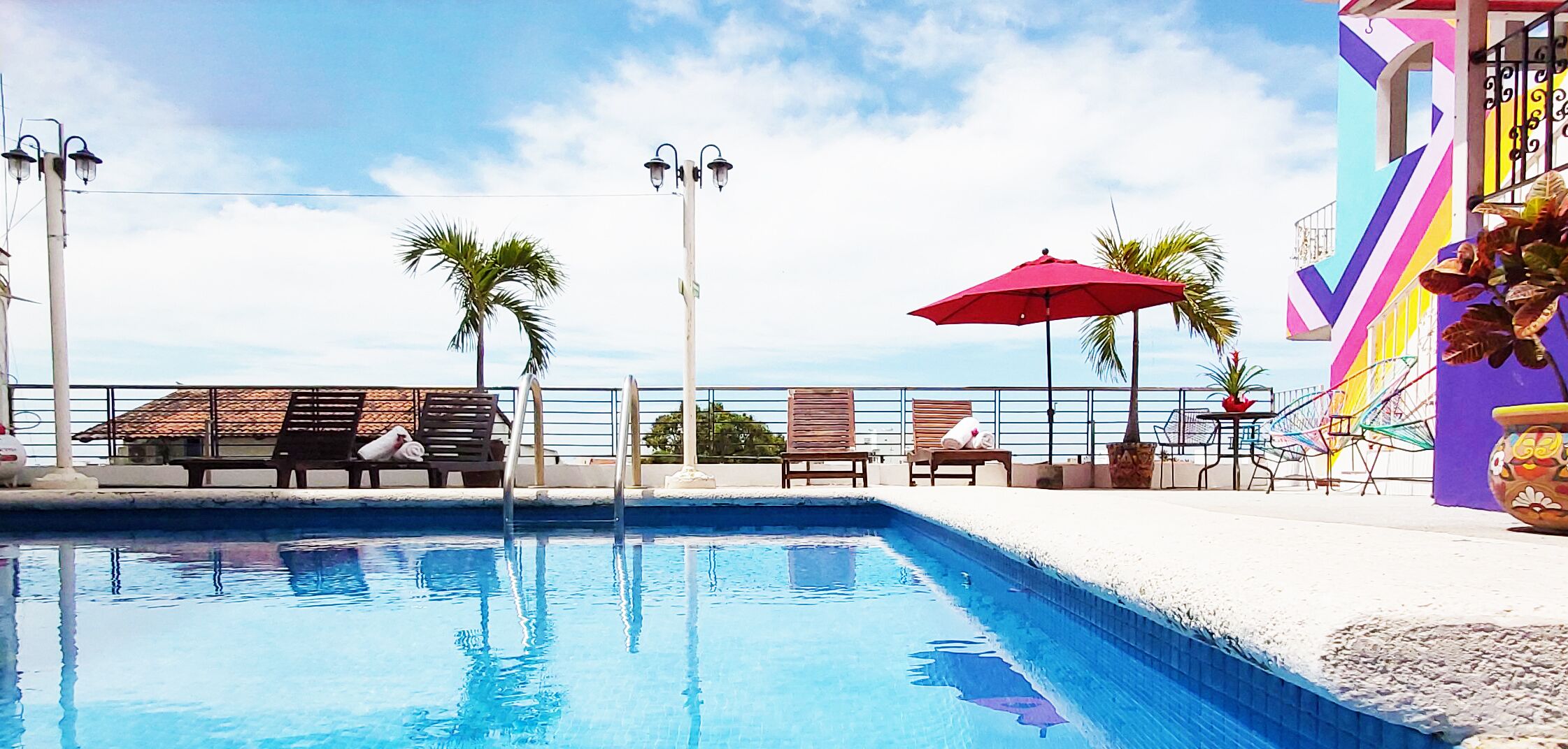 室外泳池；09:00 至 20:00 開放；躺椅